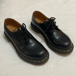 DR. MARTENS SMOOTH LEATHER OXFORD SHOES
